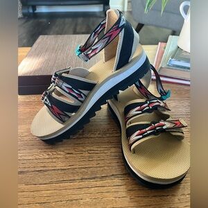 Teva Women's Sz 6 Sandals with Black and Tan Straps